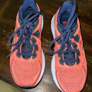 Saucony women’s sneakers Size 7.5 Orange and blue. Great Condition